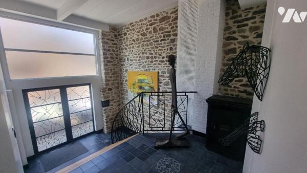 FOUGERES CENTRE  loft  d'exception comprenant :
- Au rez-de-chaussée : Vaste entrée, salon/séj...