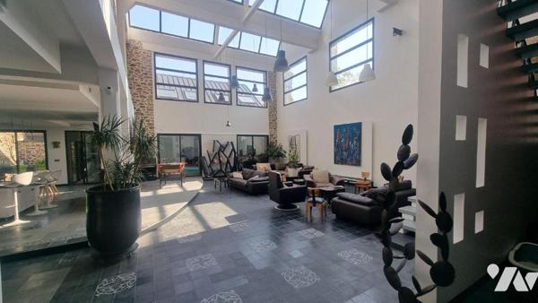 FOUGERES CENTRE  loft  d'exception comprenant :
- Au rez-de-chaussée : Vaste entrée, salon/séj...