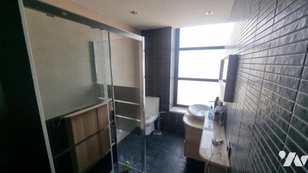 FOUGERES CENTRE  loft  d'exception comprenant :
- Au rez-de-chaussée : Vaste entrée, salon/séj...