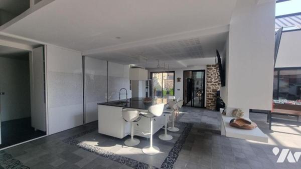 FOUGERES CENTRE  loft  d'exception comprenant :
- Au rez-de-chaussée : Vaste entrée, salon/séj...