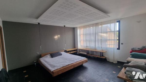 FOUGERES CENTRE  loft  d'exception comprenant :
- Au rez-de-chaussée : Vaste entrée, salon/séj...