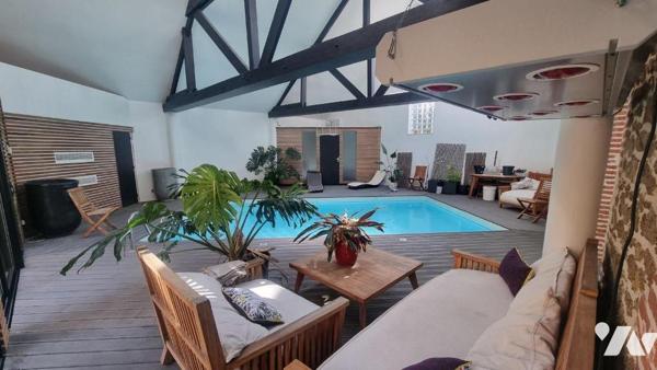 FOUGERES CENTRE  loft  d'exception comprenant :
- Au rez-de-chaussée : Vaste entrée, salon/séj...