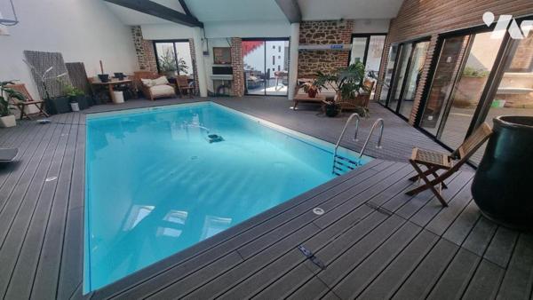 FOUGERES CENTRE  loft  d'exception comprenant :
- Au rez-de-chaussée : Vaste entrée, salon/séj...