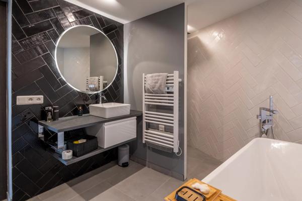 Limonest - Maison contemporaine 305 m² - Terrain de 5800 m² - 4/5 chambres - Piscine