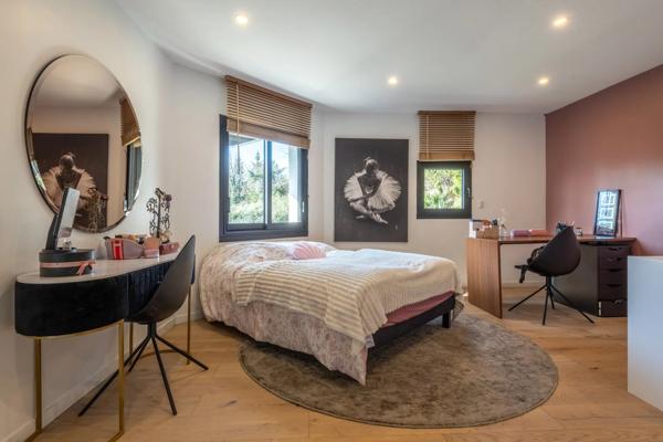 Limonest - Maison contemporaine 305 m² - Terrain de 5800 m² - 4/5 chambres - Piscine