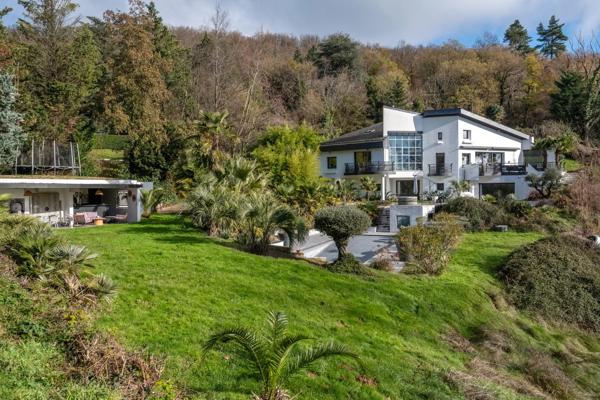 Limonest - Maison contemporaine 305 m² - Terrain de 5800 m² - 4/5 chambres - Piscine