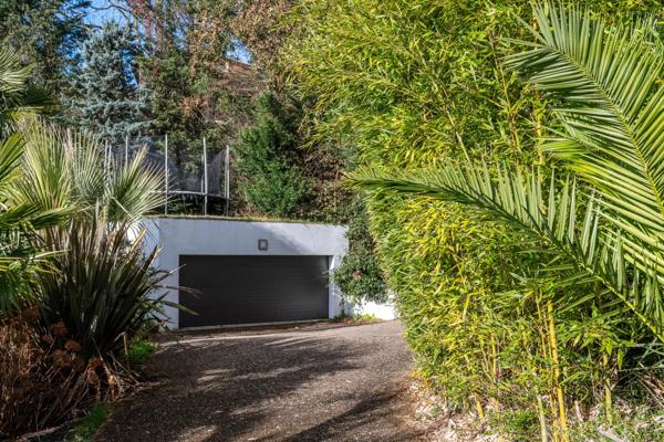 Limonest - Maison contemporaine 305 m² - Terrain de 5800 m² - 4/5 chambres - Piscine
