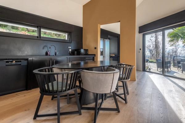 Limonest - Maison contemporaine 305 m² - Terrain de 5800 m² - 4/5 chambres - Piscine