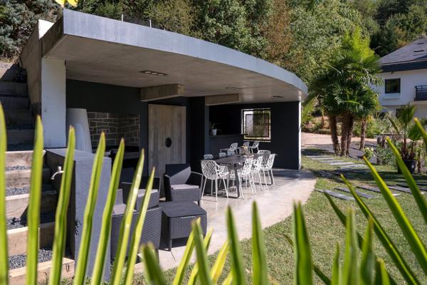 Limonest - Maison contemporaine 305 m² - Terrain de 5800 m² - 4/5 chambres - Piscine
