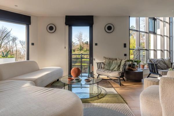Limonest - Maison contemporaine 305 m² - Terrain de 5800 m² - 4/5 chambres - Piscine
