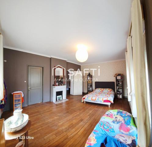 Belle Demeure de 10pièces avec écuries, garage, atelier avec studio au dessus, 2 terrasses, jardins clos arbore, stationnements au calme.