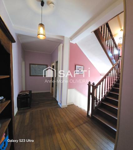 Belle Demeure de 10pièces avec écuries, garage, atelier avec studio au dessus, 2 terrasses, jardins clos arbore, stationnements au calme.