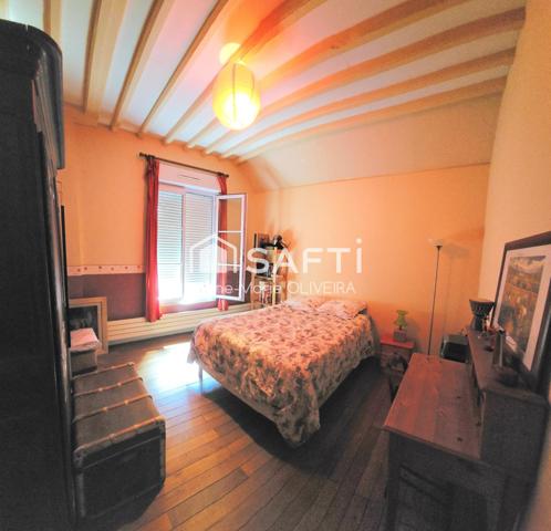 Belle Demeure de 10pièces avec écuries, garage, atelier avec studio au dessus, 2 terrasses, jardins clos arbore, stationnements au calme.