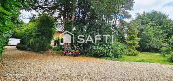 Belle Demeure de 10pièces avec écuries, garage, atelier avec studio au dessus, 2 terrasses, jardins clos arbore, stationnements au calme.