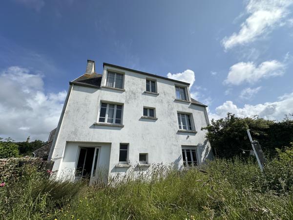 Plouhinec – Maison à Rénover avec Fort Potentiel Située en Plein Centre-Bourg à 2 km de la Plage