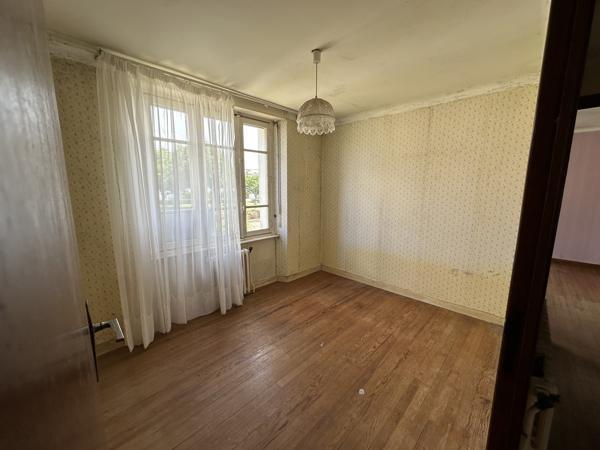Plouhinec – Maison à Rénover avec Fort Potentiel Située en Plein Centre-Bourg à 2 km de la Plage