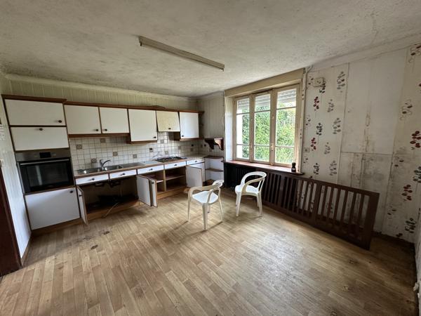 Plouhinec – Maison à Rénover avec Fort Potentiel Située en Plein Centre-Bourg à 2 km de la Plage