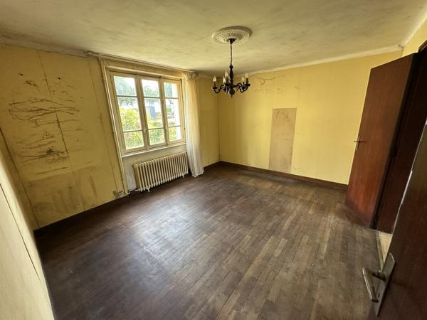 Plouhinec – Maison à Rénover avec Fort Potentiel Située en Plein Centre-Bourg à 2 km de la Plage