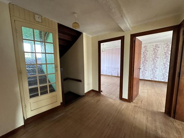Plouhinec – Maison à Rénover avec Fort Potentiel Située en Plein Centre-Bourg à 2 km de la Plage