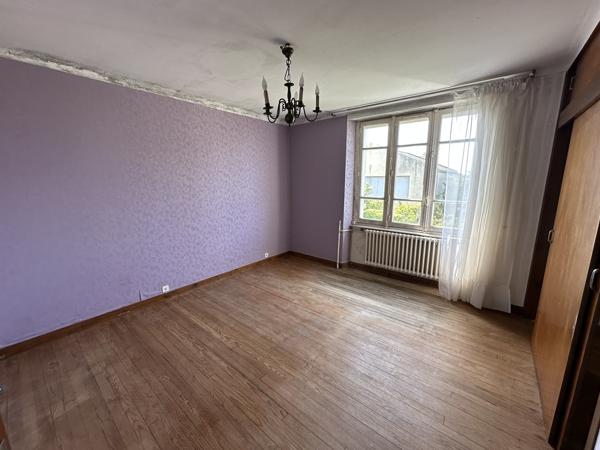 Plouhinec – Maison à Rénover avec Fort Potentiel Située en Plein Centre-Bourg à 2 km de la Plage