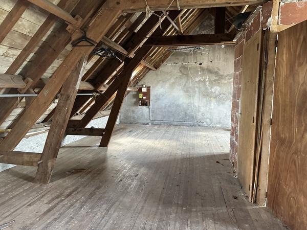 Plouhinec – Maison à Rénover avec Fort Potentiel Située en Plein Centre-Bourg à 2 km de la Plage