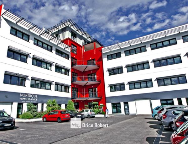 Bureaux à louer à Saint-Priest dans parc avec spa fitness et grande surface