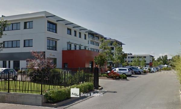 Bureaux à louer à Saint-Priest dans parc avec spa fitness et grande surface