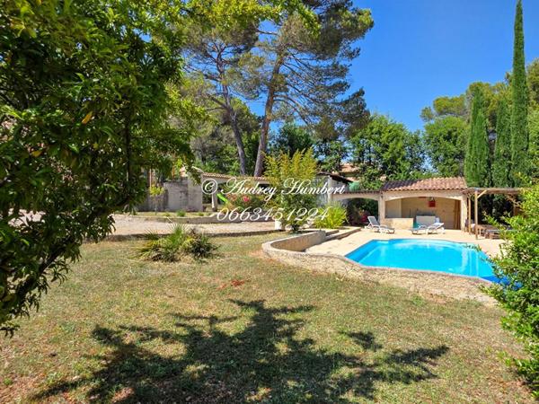 PIERREVERT, dans un environnement calme et verdoyant, Jolie VILLA de plain pied, 120 m² avec piscine et  garage sur 2500 m² de terrain