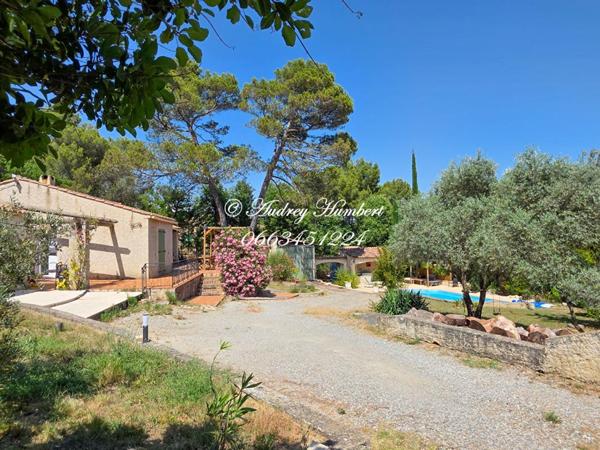 PIERREVERT, dans un environnement calme et verdoyant, Jolie VILLA de plain pied, 120 m² avec piscine et  garage sur 2500 m² de terrain