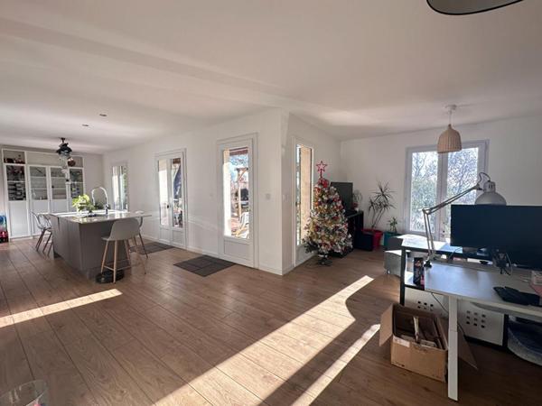 PIERREVERT, dans un environnement calme et verdoyant, Jolie VILLA de plain pied, 120 m² avec piscine et  garage sur 2500 m² de terrain