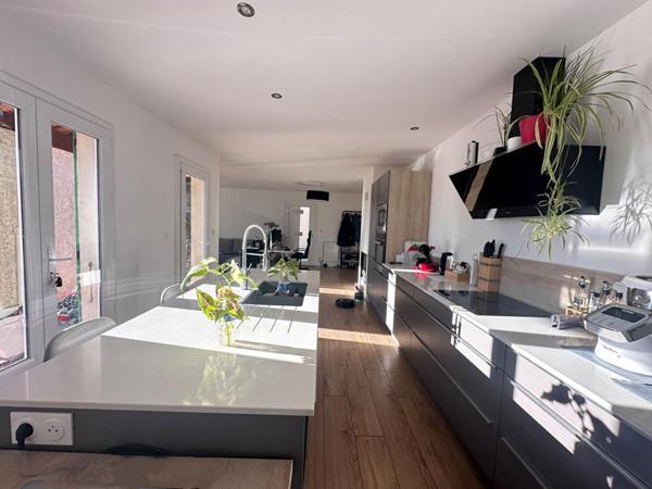 PIERREVERT, dans un environnement calme et verdoyant, Jolie VILLA de plain pied, 120 m² avec piscine et  garage sur 2500 m² de terrain