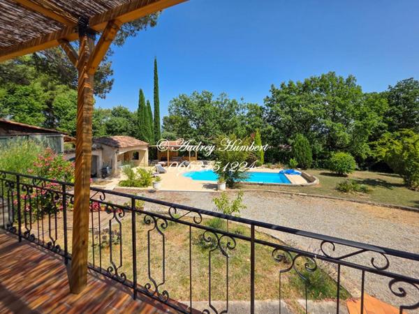 PIERREVERT, dans un environnement calme et verdoyant, Jolie VILLA de plain pied, 120 m² avec piscine et  garage sur 2500 m² de terrain