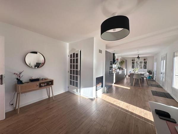 PIERREVERT, dans un environnement calme et verdoyant, Jolie VILLA de plain pied, 120 m² avec piscine et  garage sur 2500 m² de terrain