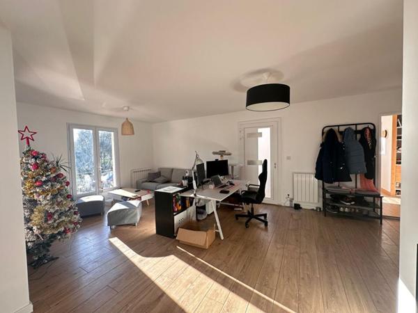 PIERREVERT, dans un environnement calme et verdoyant, Jolie VILLA de plain pied, 120 m² avec piscine et  garage sur 2500 m² de terrain