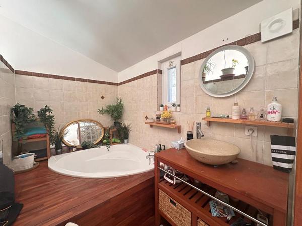 PIERREVERT, dans un environnement calme et verdoyant, Jolie VILLA de plain pied, 120 m² avec piscine et  garage sur 2500 m² de terrain