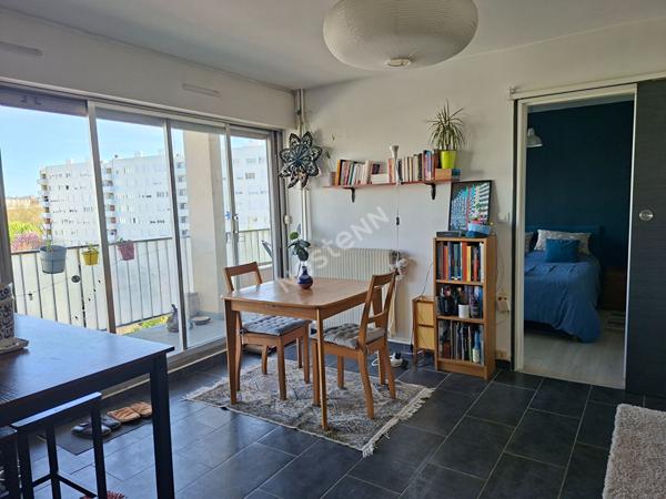 MONTREUIL, RUE HOCHE, 600 METRES DU METRO, 2 PIECES AVEC GRAND BALCON DE 11M² .