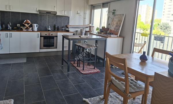 MONTREUIL, RUE HOCHE, 600 METRES DU METRO, 2 PIECES AVEC GRAND BALCON DE 11M² .