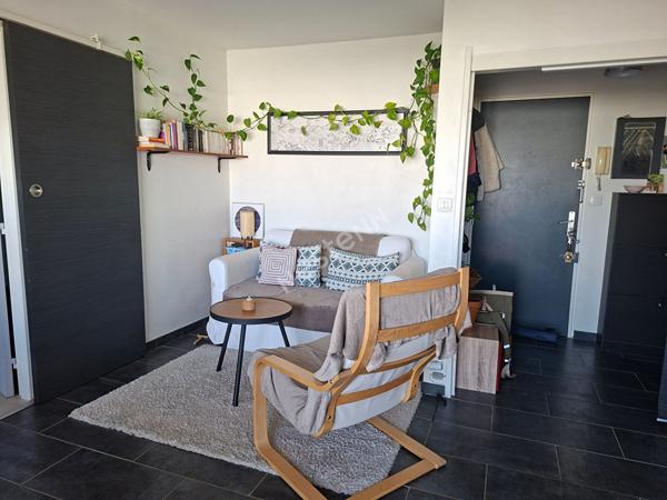 MONTREUIL, RUE HOCHE, 600 METRES DU METRO, 2 PIECES AVEC GRAND BALCON DE 11M² .