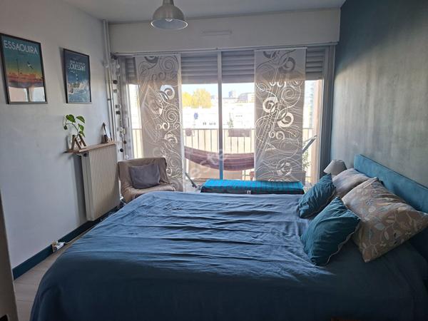 MONTREUIL, RUE HOCHE, 600 METRES DU METRO, 2 PIECES AVEC GRAND BALCON DE 11M² .