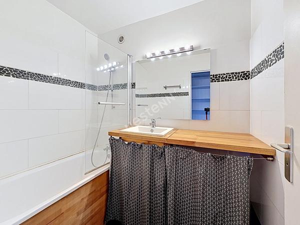 MONTREUIL, RUE HOCHE, 600 METRES DU METRO, 2 PIECES AVEC GRAND BALCON DE 11M² .