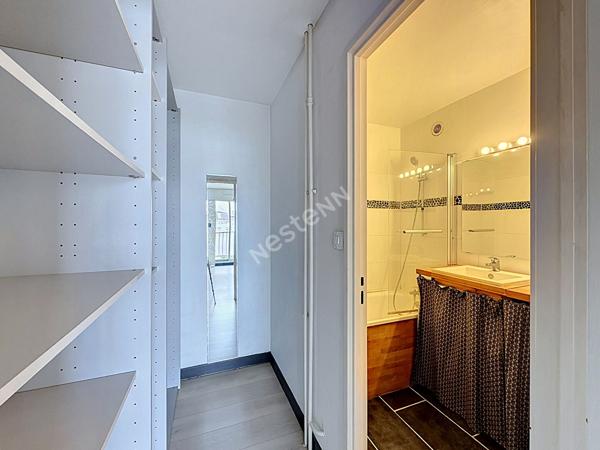 MONTREUIL, RUE HOCHE, 600 METRES DU METRO, 2 PIECES AVEC GRAND BALCON DE 11M² .