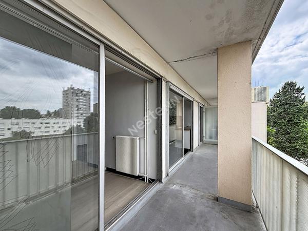 MONTREUIL, RUE HOCHE, 600 METRES DU METRO, 2 PIECES AVEC GRAND BALCON DE 11M² .