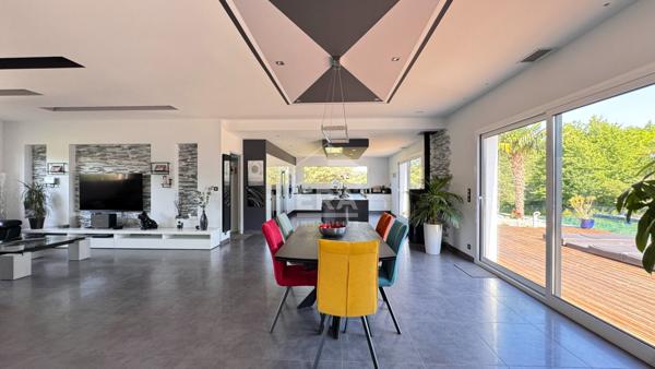 A vendre remarquable maison contemporaine de prestations haut de gamme.