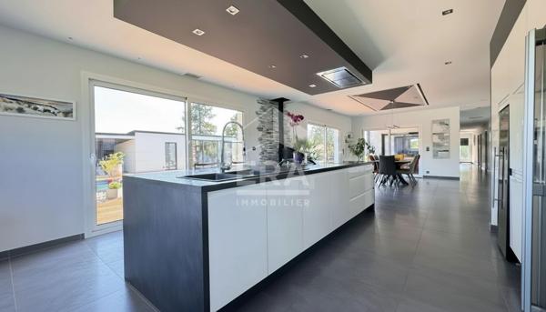 A vendre remarquable maison contemporaine de prestations haut de gamme.