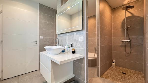 A vendre remarquable maison contemporaine de prestations haut de gamme.