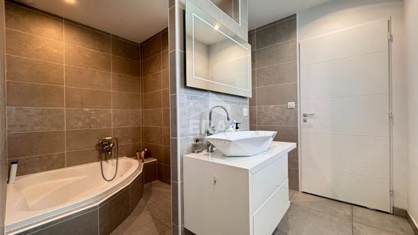A vendre remarquable maison contemporaine de prestations haut de gamme.