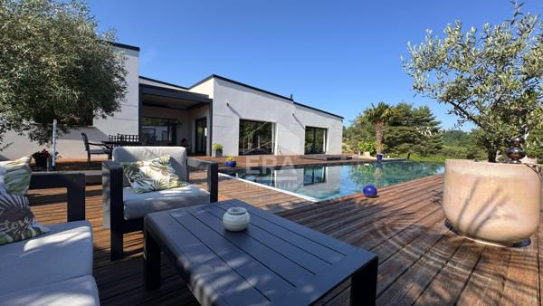 A vendre remarquable maison contemporaine de prestations haut de gamme.