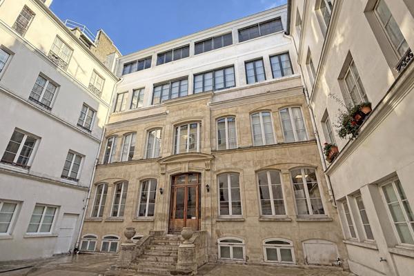 Hôtel particulier bureaux à louer à Paris dans un quartier recherché lumineux