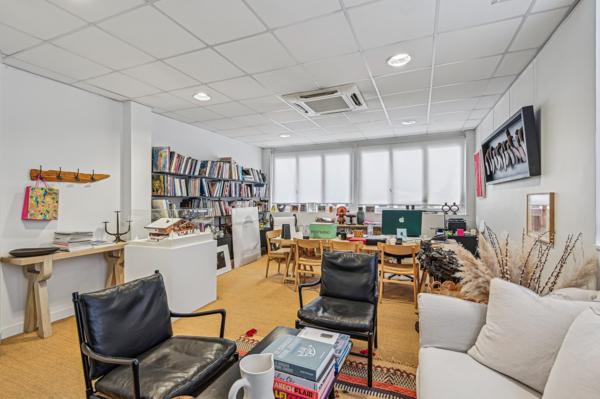 Hôtel particulier bureaux à louer à Paris dans un quartier recherché lumineux