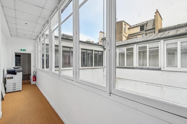 Hôtel particulier bureaux à louer à Paris dans un quartier recherché lumineux